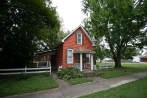 Downtown 2 Bedroom Cottage, Sleeps 6, Walking Distance to Honeywell, Downtown Restaurants, Shopping